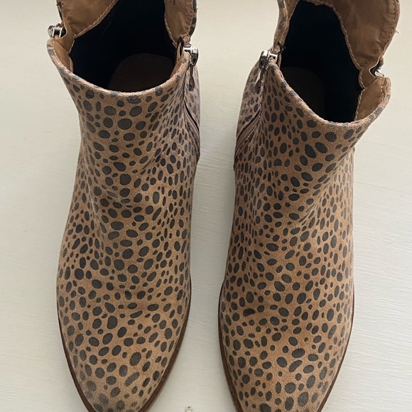 Let’s See Style Leopard Print Leather Ankle Boot. sz. 6 - Picture 2 of 8